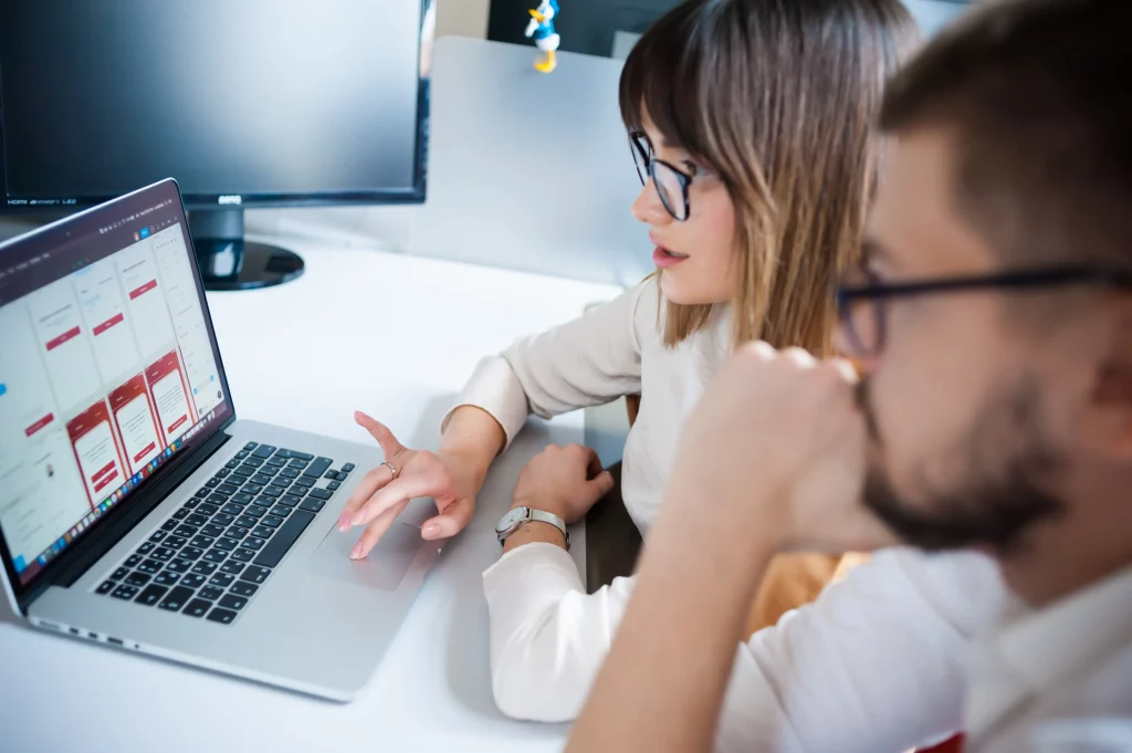seo consultant showing client traffic results