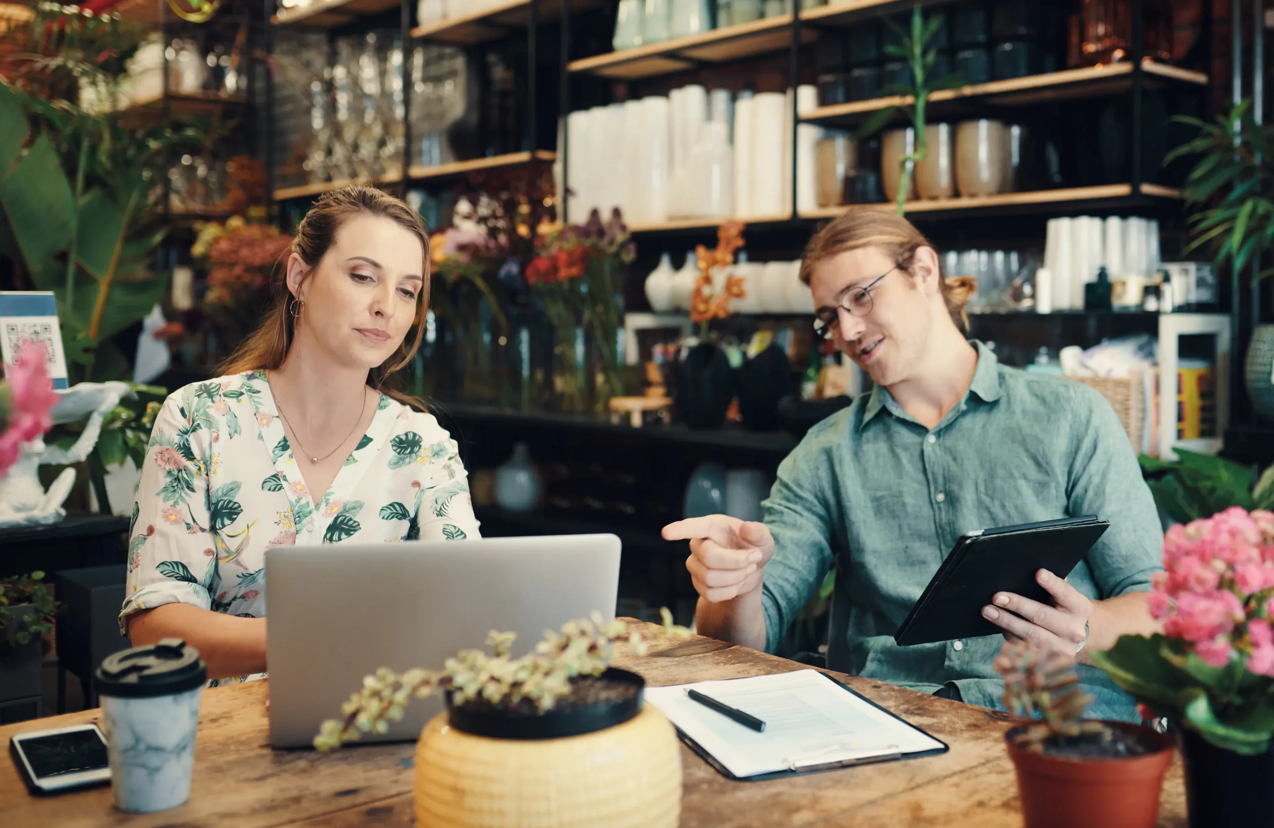 an seo expert showing a business owner how to appear on google search