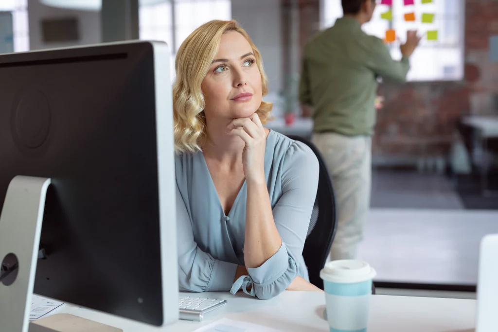 a sales agent considering what type of questions to use on their next call after reading into what are open and closed questions